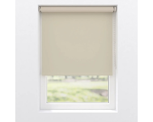 Raam met beige rolgordijn