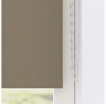 Bruin rolgordijn met bedieningsketting bij het raam