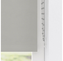 Textiel rolgordijn met kettingbediening bij het raam