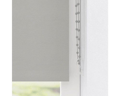Textiel rolgordijn met kettingbediening bij het raam