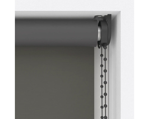 Grijs rolgordijn met kettingbediening aan het raam