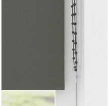 Close-up van een grijs rolgordijn met bedieningsketting op het raam