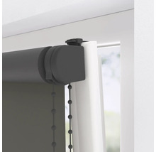 Detailopname van een rolgordijn op een raam