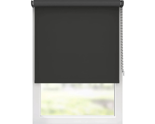 Verduisterend rolgordijn op raam met kettingbediening