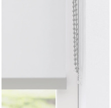 Close-up van een wit rolgordijn met kettingbediening voor raamdecoratie