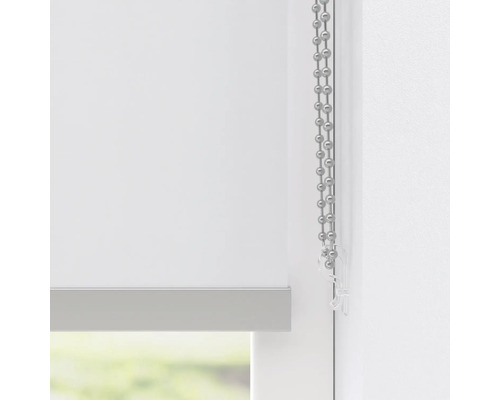 Close-up van een wit rolgordijn met kettingbediening voor raamdecoratie