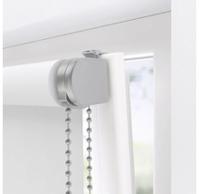 Gedetailleerde close-up van een rolgordijn met kettingbediening aan het raam