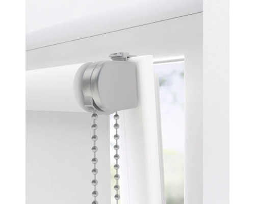 Gedetailleerde close-up van een rolgordijn met kettingbediening aan het raam