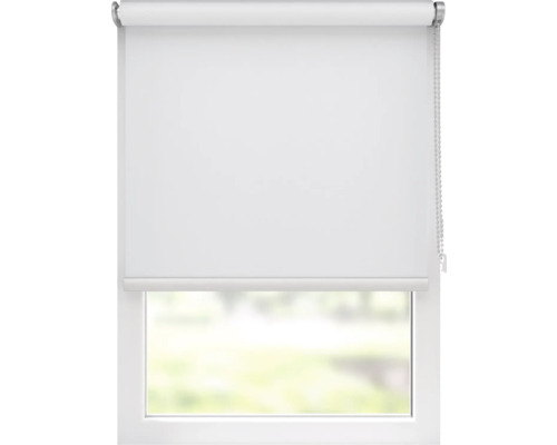 Wit rolgordijn op raam voor lichtregulering