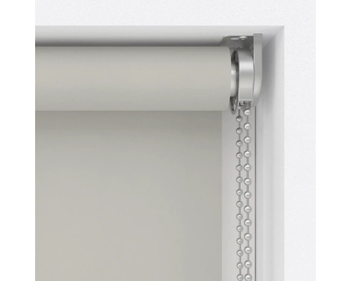 Detailopname van een rolgordijn met kettingbediening bij het raam