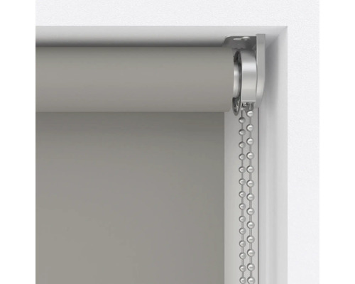 Detailopname van een rolgordijn met kettingbediening voor raamdecoratie