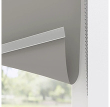 Gedetailleerde weergave van een rolgordijn met kettingbediening voor raamdecoratie