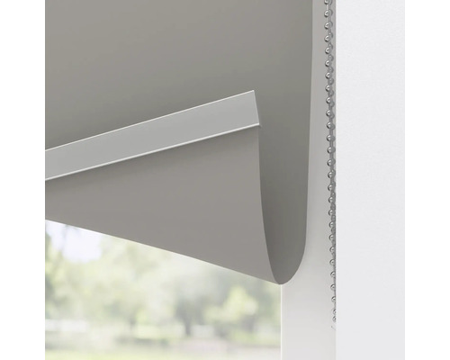 Gedetailleerde weergave van een rolgordijn met kettingbediening voor raamdecoratie