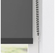 Grijs rolgordijn met kettingbediening bij het raam