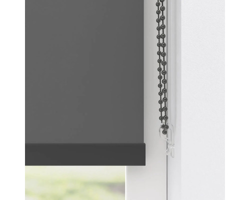 Grijs rolgordijn met kettingbediening bij het raam