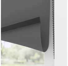 Grijs rolgordijn bij het raam met kettingbediening