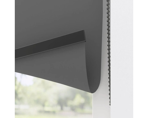 Grijs rolgordijn bij het raam met kettingbediening