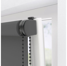 Detailopname van een grijs rolgordijn met bedieningsketting