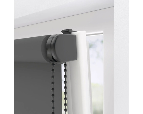 Detailopname van een grijs rolgordijn met bedieningsketting