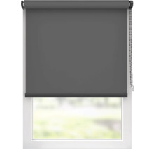 Raam met grijs rolgordijn voor verduistering