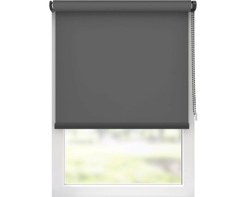 Raam met grijs rolgordijn voor verduistering