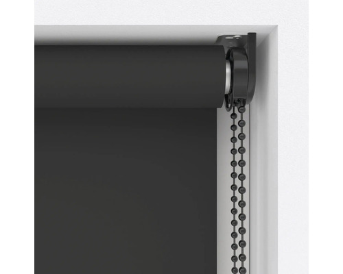 Rolgordijn met kettingbediening bij het raam