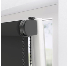 Zwart rolgordijn met kettingbediening bij het raam