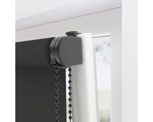 Zwart rolgordijn met kettingbediening bij het raam