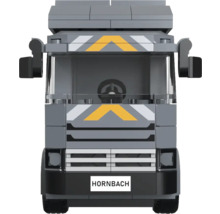 Model van een vrachtwagen gemaakt van bouwstenen met Hornbach logo
