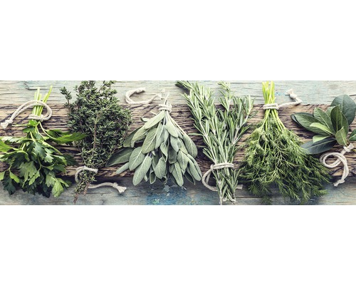 Diverse kruidenbundels op een houten oppervlak