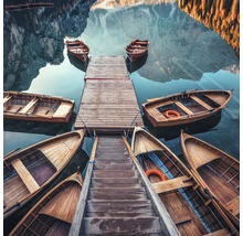 Boten aan een houten steiger op een bergmeer