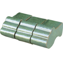 Groene keramische tegel met golvend oppervlak