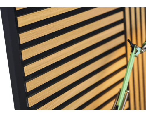 Akoestisch paneel met houten latten en vilt