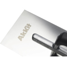 AKKit Logo op een pleisterspaan