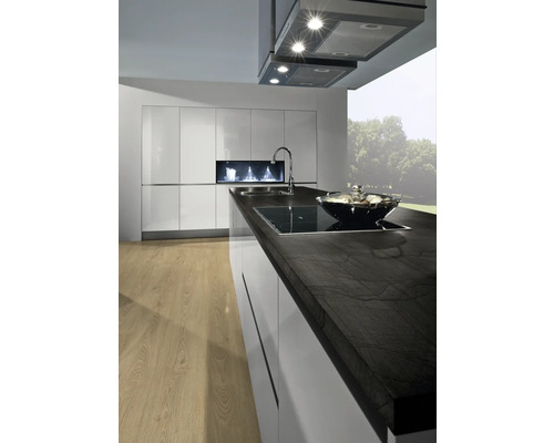 Moderne keuken met witte kasten, donker aanrechtblad en afzuigkap
