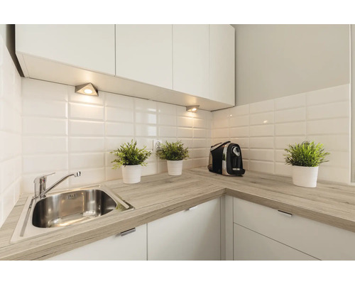 Lichte keuken met gootsteen, aanrecht en keukenapparatuur