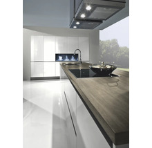 Moderne keuken met kookeiland, spoelbak en afzuigkap