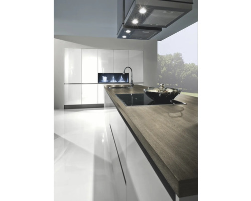 Moderne keuken met kookeiland, spoelbak en afzuigkap