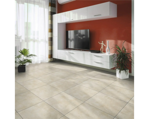 Moderne woonkamer met tegelvloer, witte wandmeubel en kamerplanten.