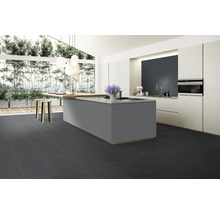 Moderne keuken met kookeiland en donkere tegelvloer