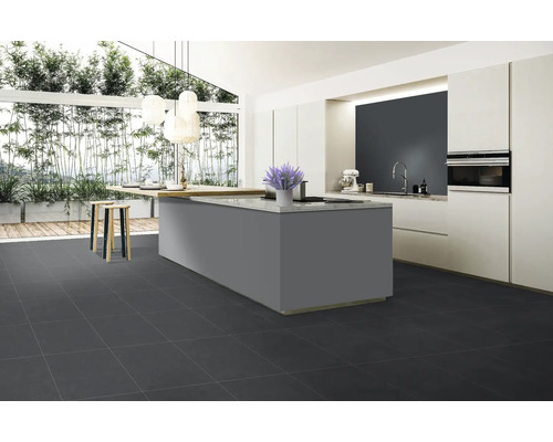 Moderne keuken met kookeiland en donkere tegelvloer