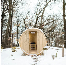 Vatvormige sauna in de wintertuin met sneeuw