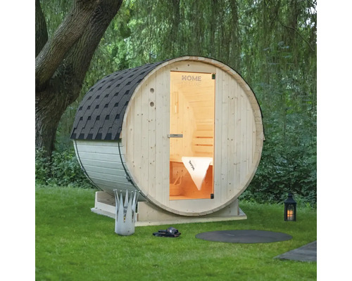 Houten barrelsauna met glazen deur in de tuin