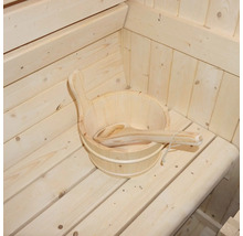 Houten emmer met scheplepel in sauna