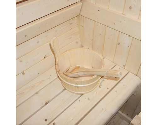 Houten emmer met scheplepel in sauna