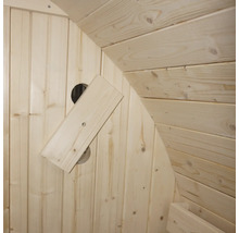 Houten sauna interieur met houten panelen en ventilatie