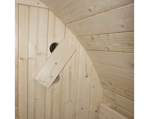 Houten sauna interieur met houten panelen en ventilatie