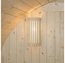 Houten wandlamp aan een houten wand