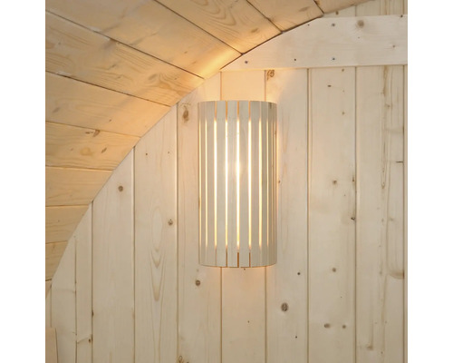 Houten wandlamp aan een houten wand