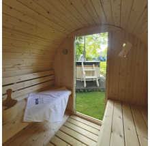 Binnenaanzicht van een houten barrel sauna met uitzicht op een bubbelbad buiten